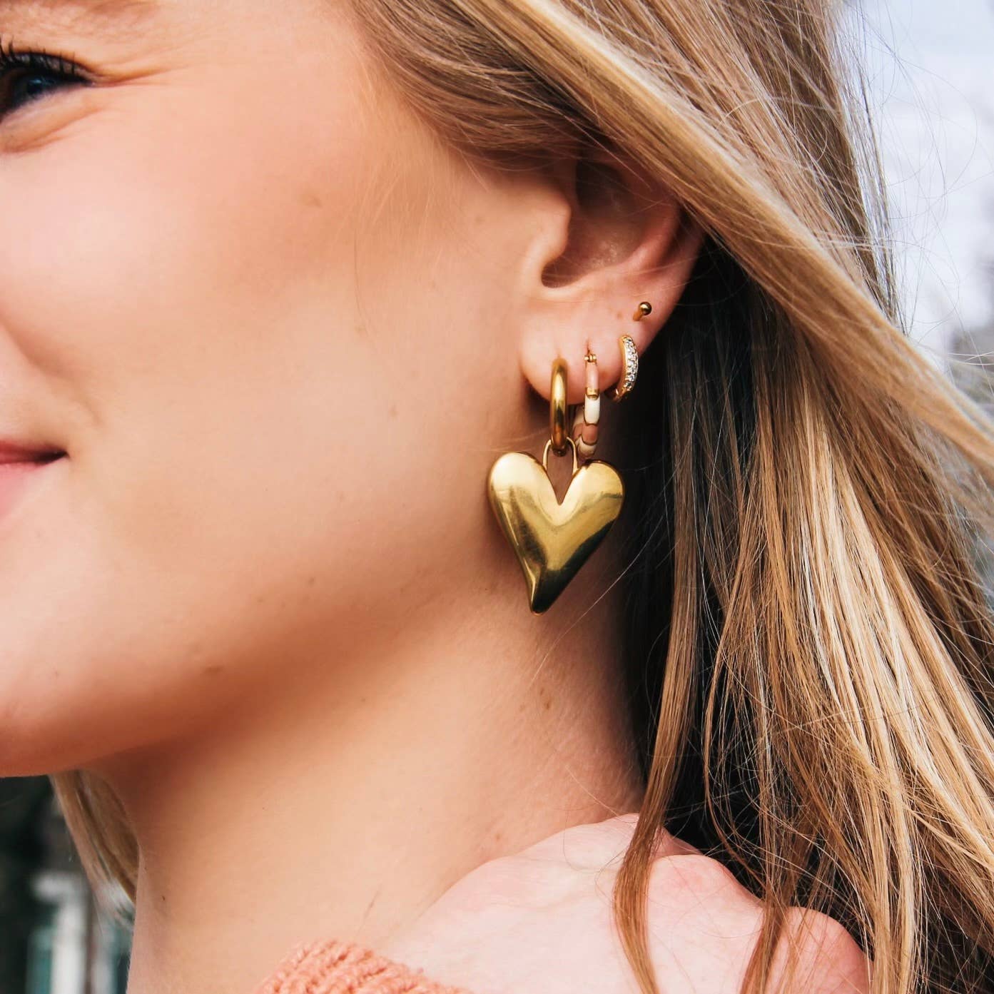 Boucles d’oreilles créoles larges en acier inoxydable avec grand cœur fermé - doré